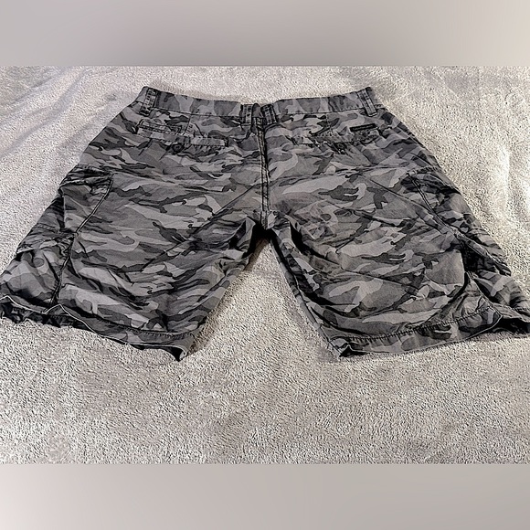 Calvin Klein jeans camo shorts size 32 in excellent condition - Picture 3 of 7